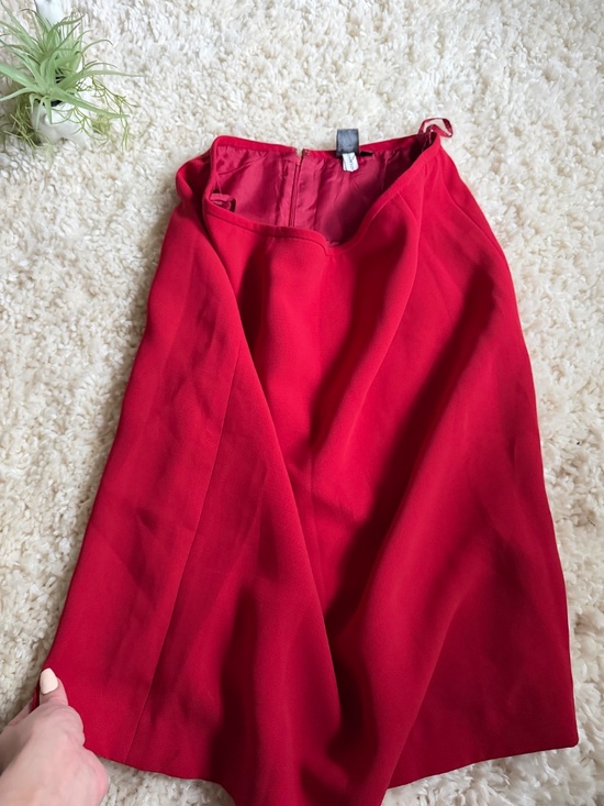 Classic pencil shape from Zara. Rich red tone with clean seaming. Smooth fabric - Picture 6 of 11